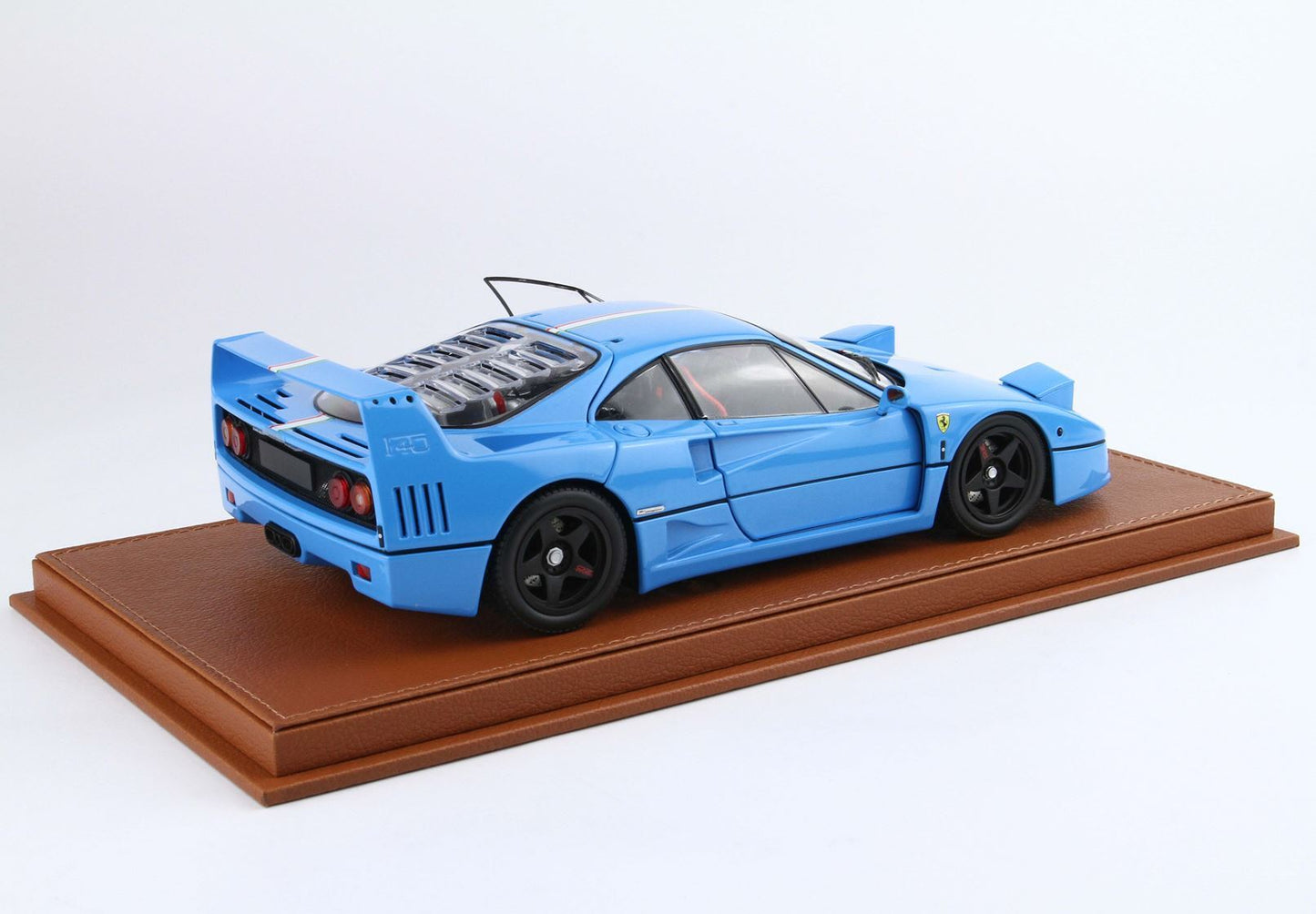 Modèle réduit de Ferrari F40 bleue sur socle marron, disponible à l'achat sur Vroomi.