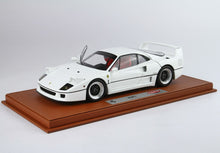 Modèle réduit de Ferrari F40 blanche avec porte ouverte sur socle marron, disponible sur la plateforme Vroomi.