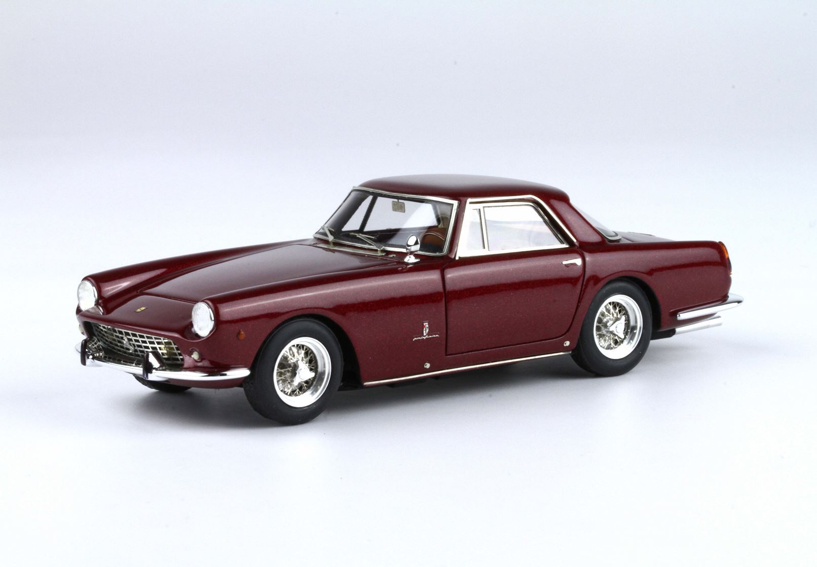 Modèle réduit Ferrari classique marron avec détails chromés et roues à rayons métalliques, disponible sur Vroomi.