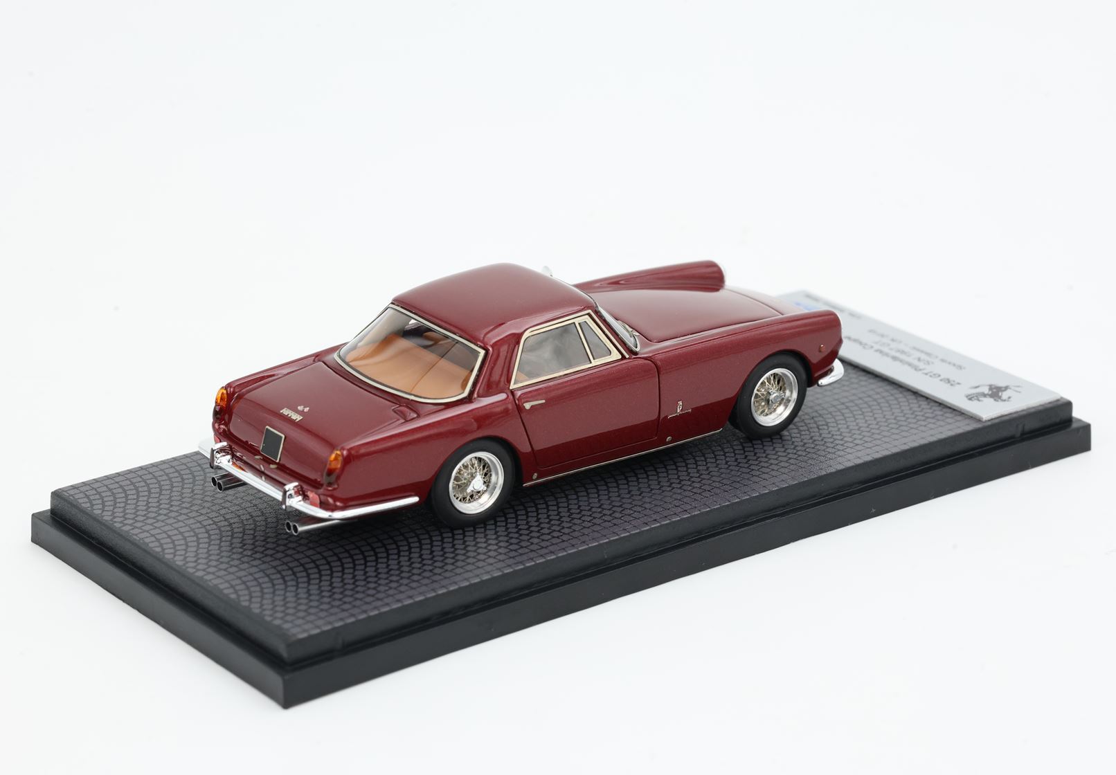 Modèle réduit Ferrari marron sur socle noir, disponible sur Vroomi