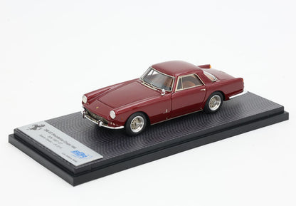Modèle réduit Maroon 230 GT Pininfarina Coupé 1960 sur socle d'exposition, disponible chez Vroomi