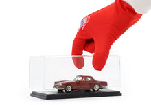 BBR Models rouge BBR Models dans un étui transparent avec une voiture miniature vintage rouge sur un socle noir, proposé sur Vroomi.