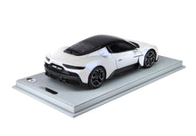 MASERATI MC20 DIE CAST APRIBILE COULEUR SPÉCIALE BIANCO AUDACE - VITRINE INCLUSE - Vroomi