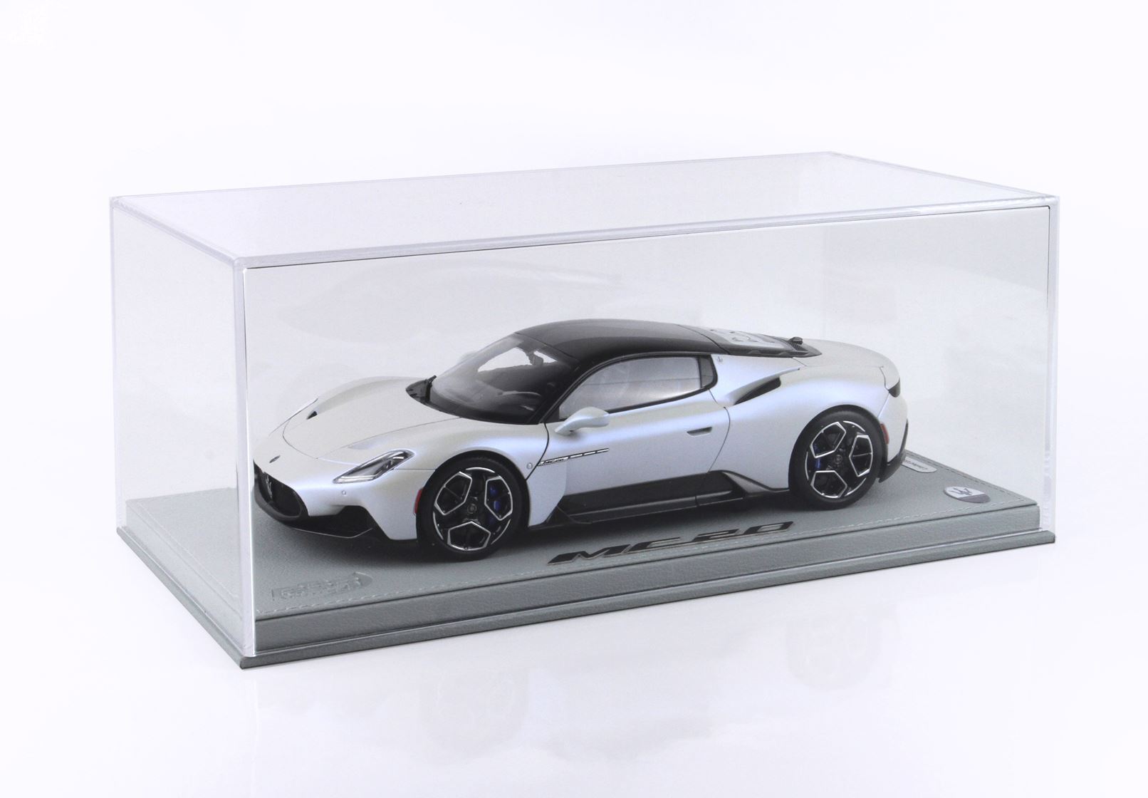 MASERATI MC20 DIE CAST APRIBILE COULEUR SPÉCIALE BIANCO AUDACE - VITRINE INCLUSE - Vroomi