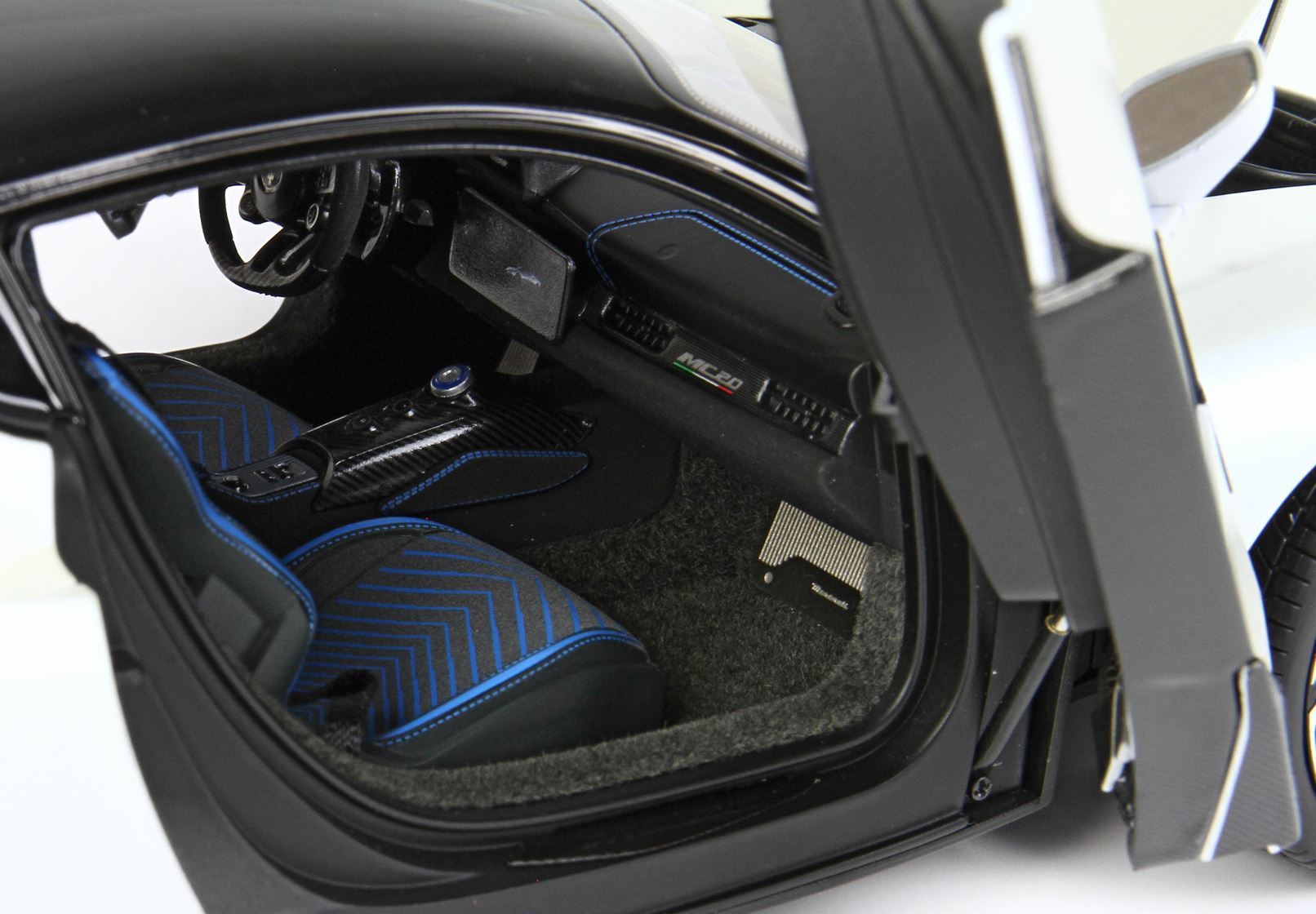 MASERATI MC20 DIE CAST APRIBILE COULEUR SPÉCIALE BIANCO AUDACE - VITRINE INCLUSE - Vroomi