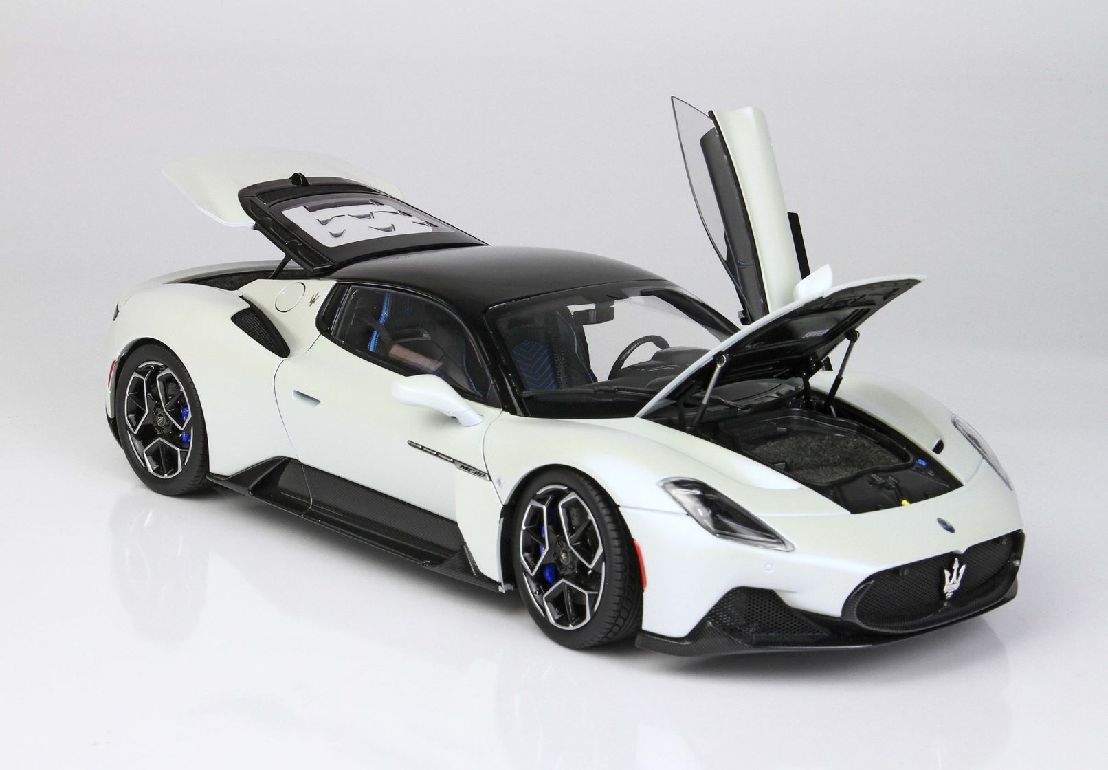 MASERATI MC20 DIE CAST APRIBILE COULEUR SPÉCIALE BIANCO AUDACE - VITRINE INCLUSE - Vroomi