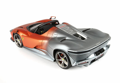 FERRARI DAYTONA SP3 SÉRIE ICONA GRIS MÉTALLISÉ MAT ET ORANGE MÉTALLISÉ - Vroomi