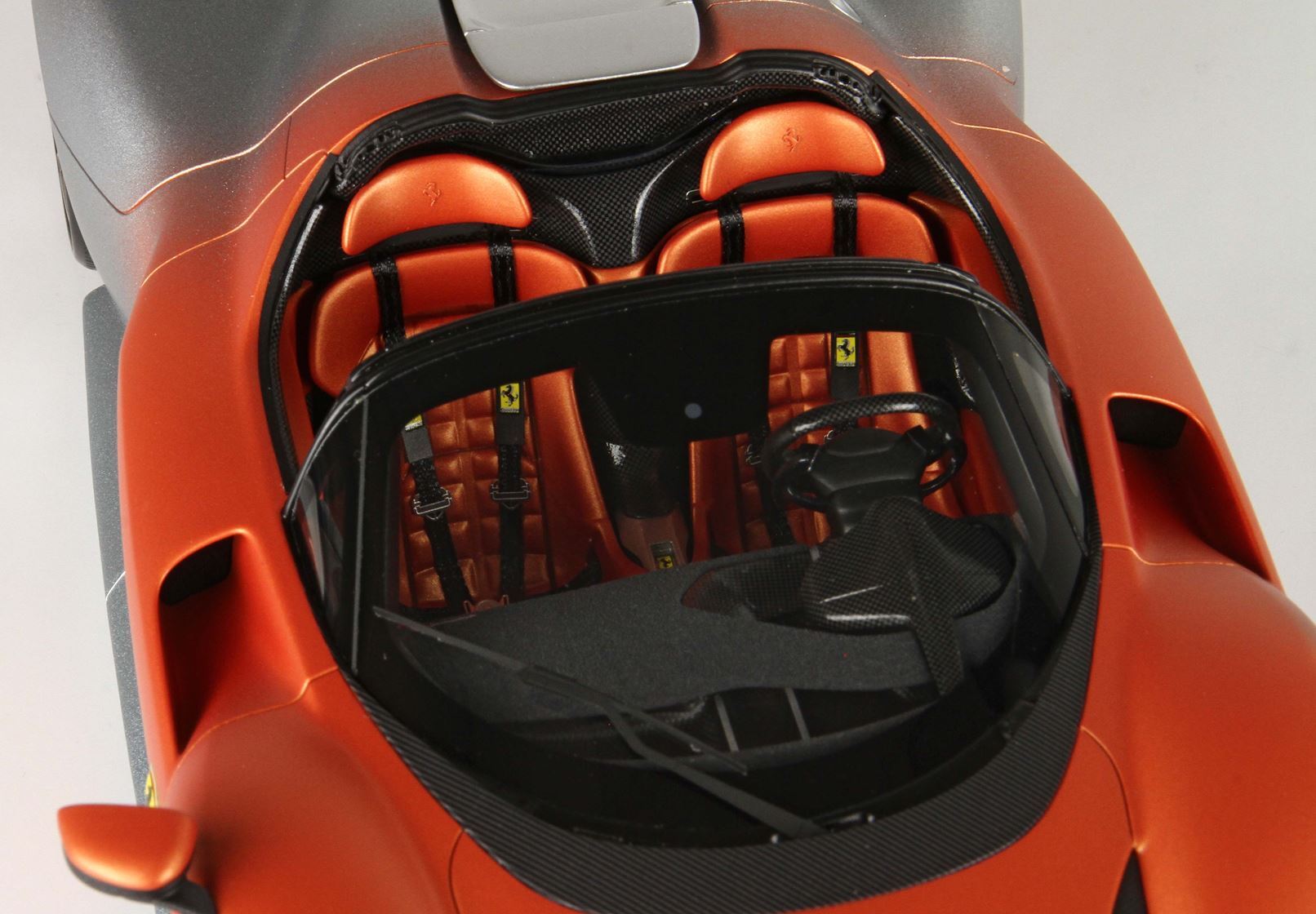 FERRARI DAYTONA SP3 SÉRIE ICONA GRIS MÉTALLISÉ MAT ET ORANGE MÉTALLISÉ - Vroomi