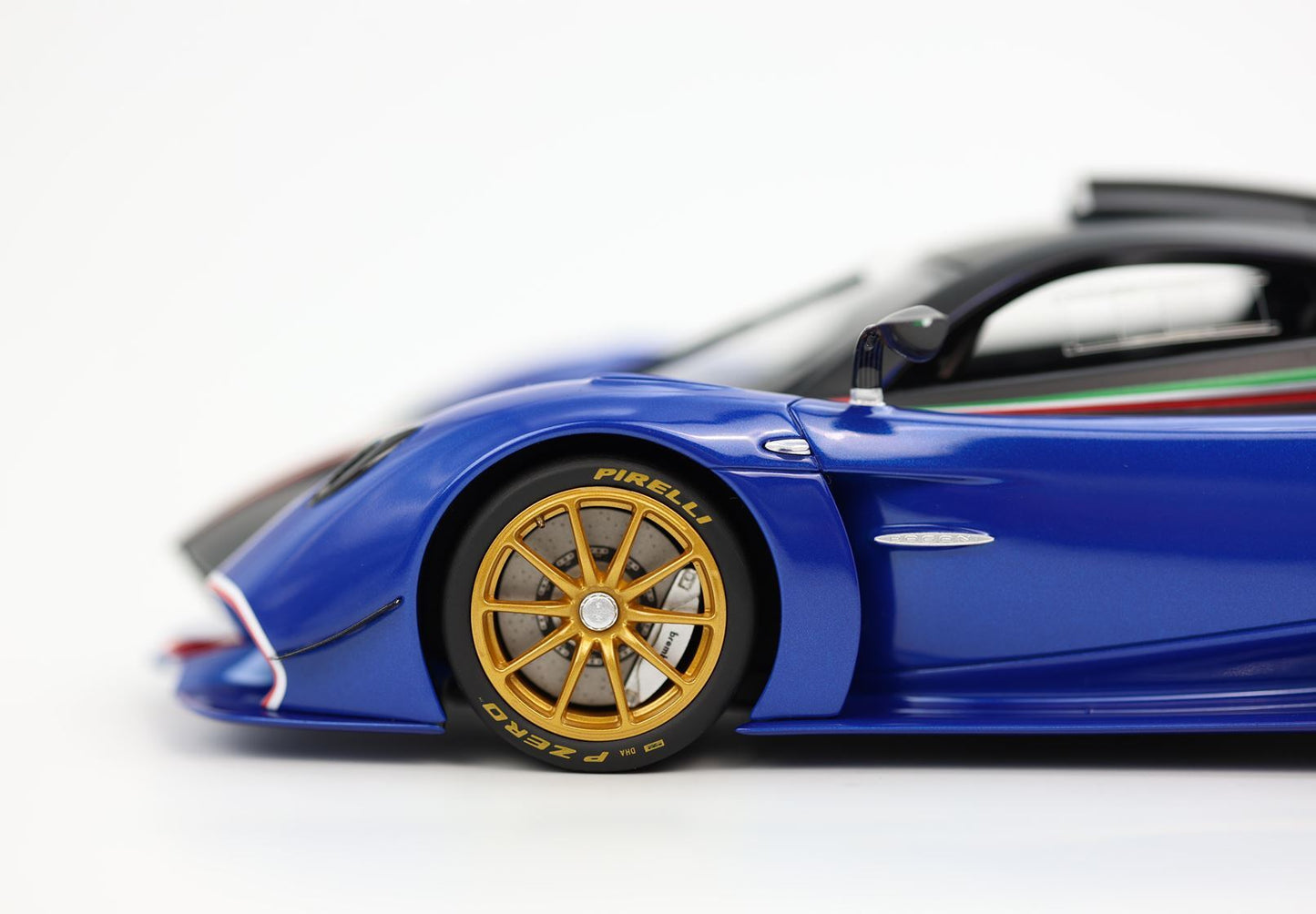 PAGANI HUAYRA R NERO OPACO E BLU FRANCIA - Vroomi