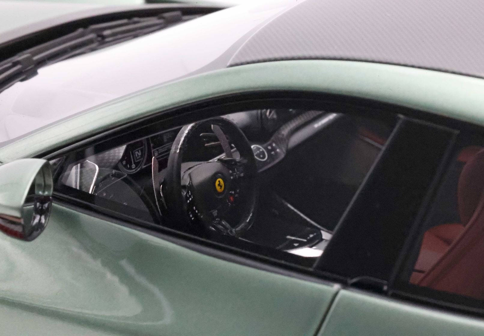 FERRARI PUROSANGUE VOITURE PERSONNELLE PIERO LARDI FERRARI VERT DORA - TOIT CARBONE - BASE ROUGE EN CUIR - Vroomi