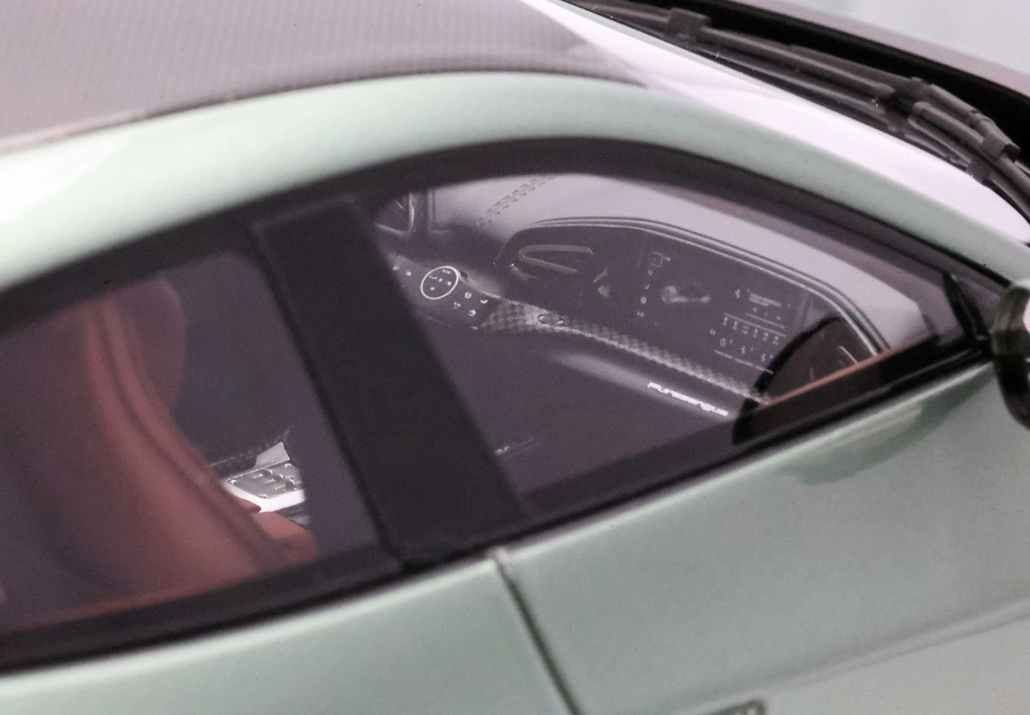 FERRARI PUROSANGUE VOITURE PERSONNELLE PIERO LARDI FERRARI VERT DORA - TOIT CARBONE - BASE ROUGE EN CUIR - Vroomi