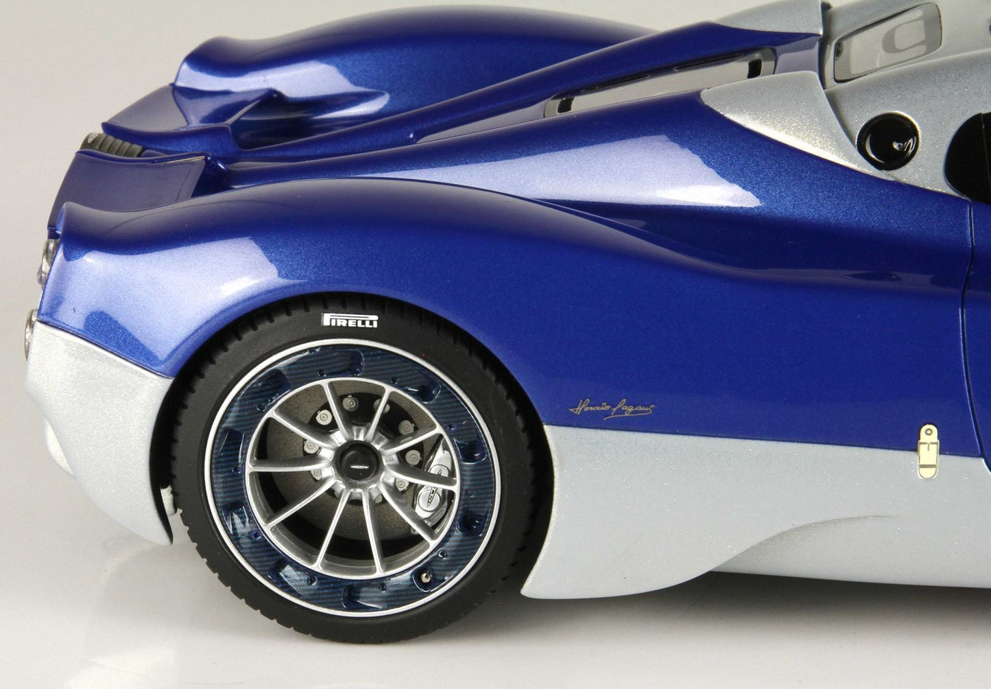 PAGANI UTOPIA M208 BLEU MÉTALLIQUE - Vroomi