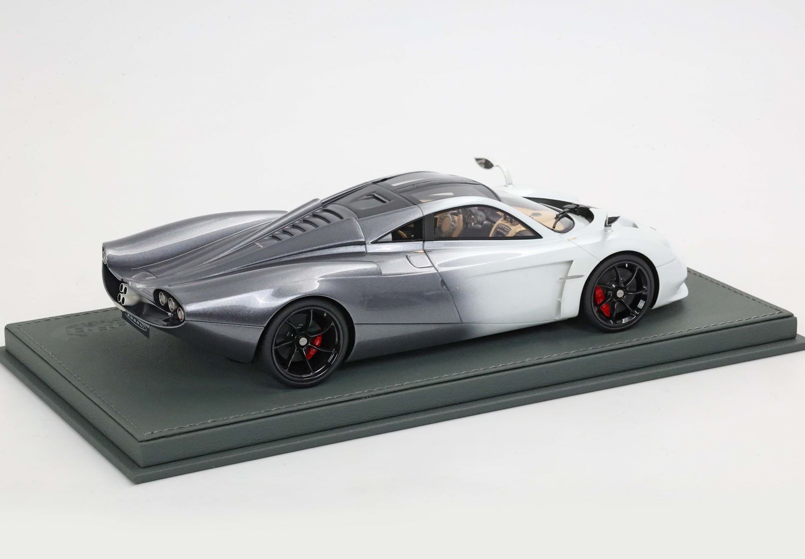 PAGANI HUAYRA CODALUNGA BIANCO MALTA - FERRARI GRIGIO SILVERSTONE SHADE - Vroomi