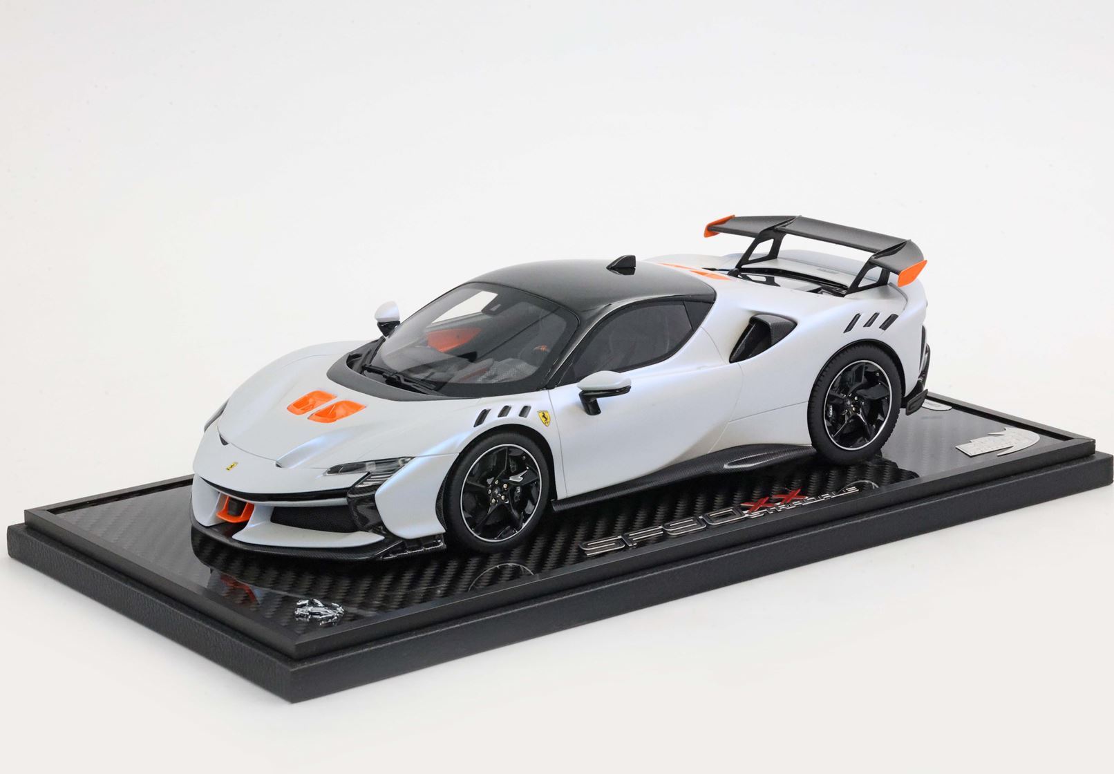 FERRARI SF90 XX STRADALE ONDA MARINA AVEC TOIT NOIR - Vroomi