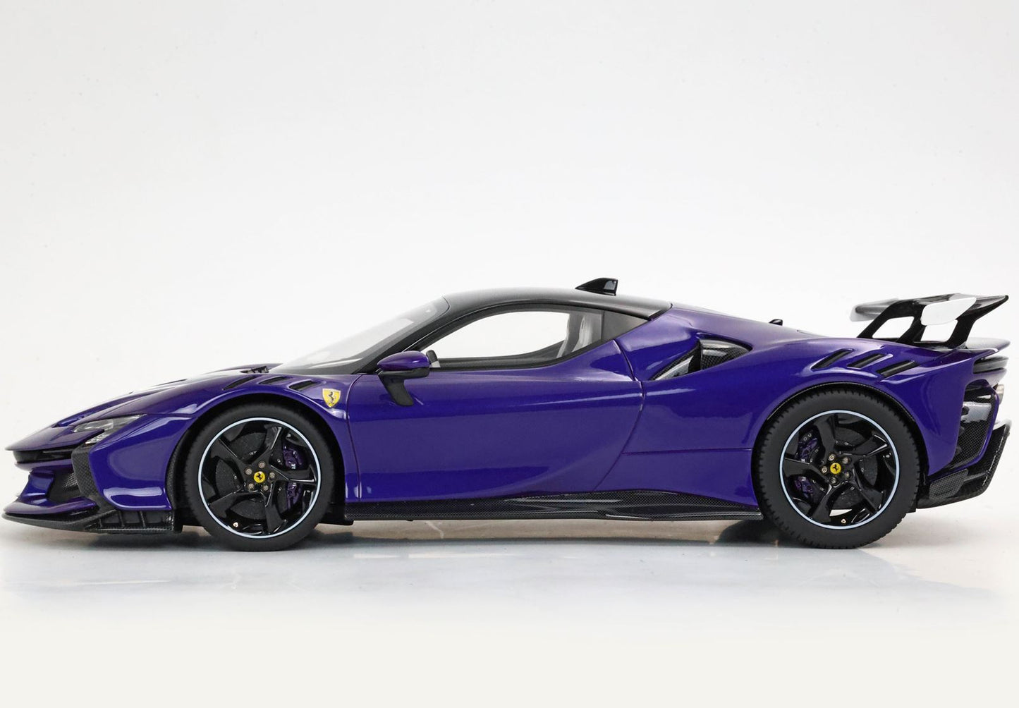 FERRARI SF90 XX STRADALE VIOLET21 - TOIT NOIR - INTÉRIEUR BLANC - Vroomi