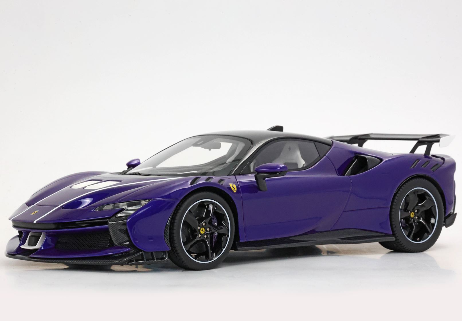 FERRARI SF90 XX STRADALE VIOLET21 - TOIT NOIR - INTÉRIEUR BLANC - Vroomi