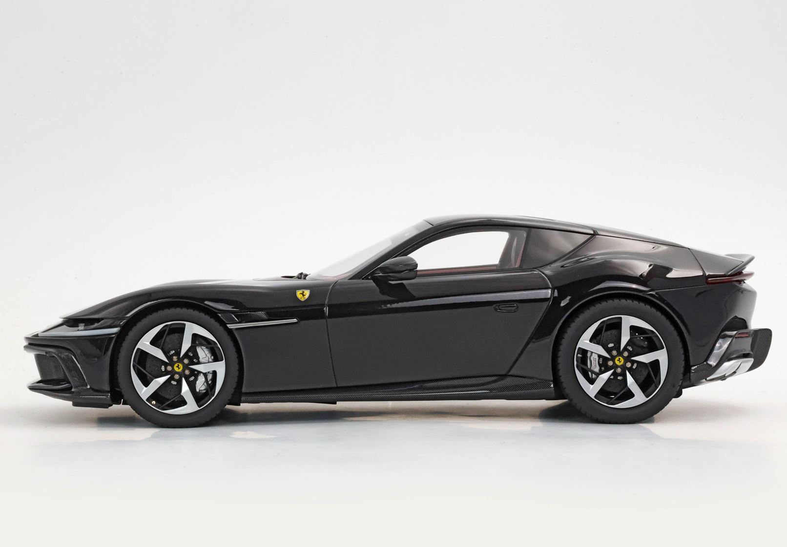 FERRARI 12 CYLINDRES COUPÉ NERO PUROSANGUE - Vroomi