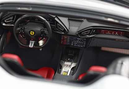 FERRARI 12 CYLINDRES SPIDER BLANC ARCTIQUE - JANTES NOIRES BRILLANTES ET ARGENTÉES - Vroomi