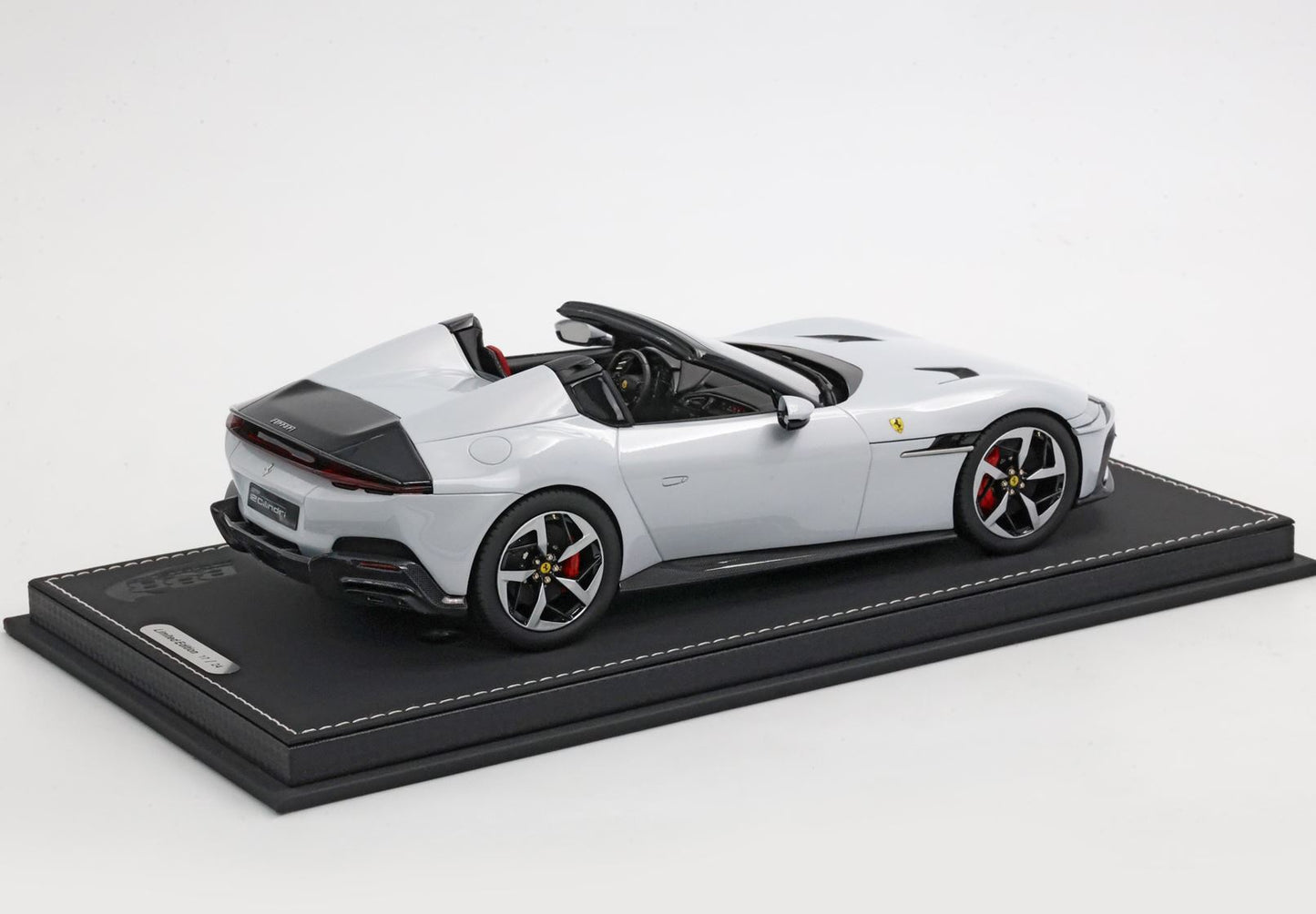 FERRARI 12 CYLINDRES SPIDER BLANC ARCTIQUE - JANTES NOIRES BRILLANTES ET ARGENTÉES - Vroomi