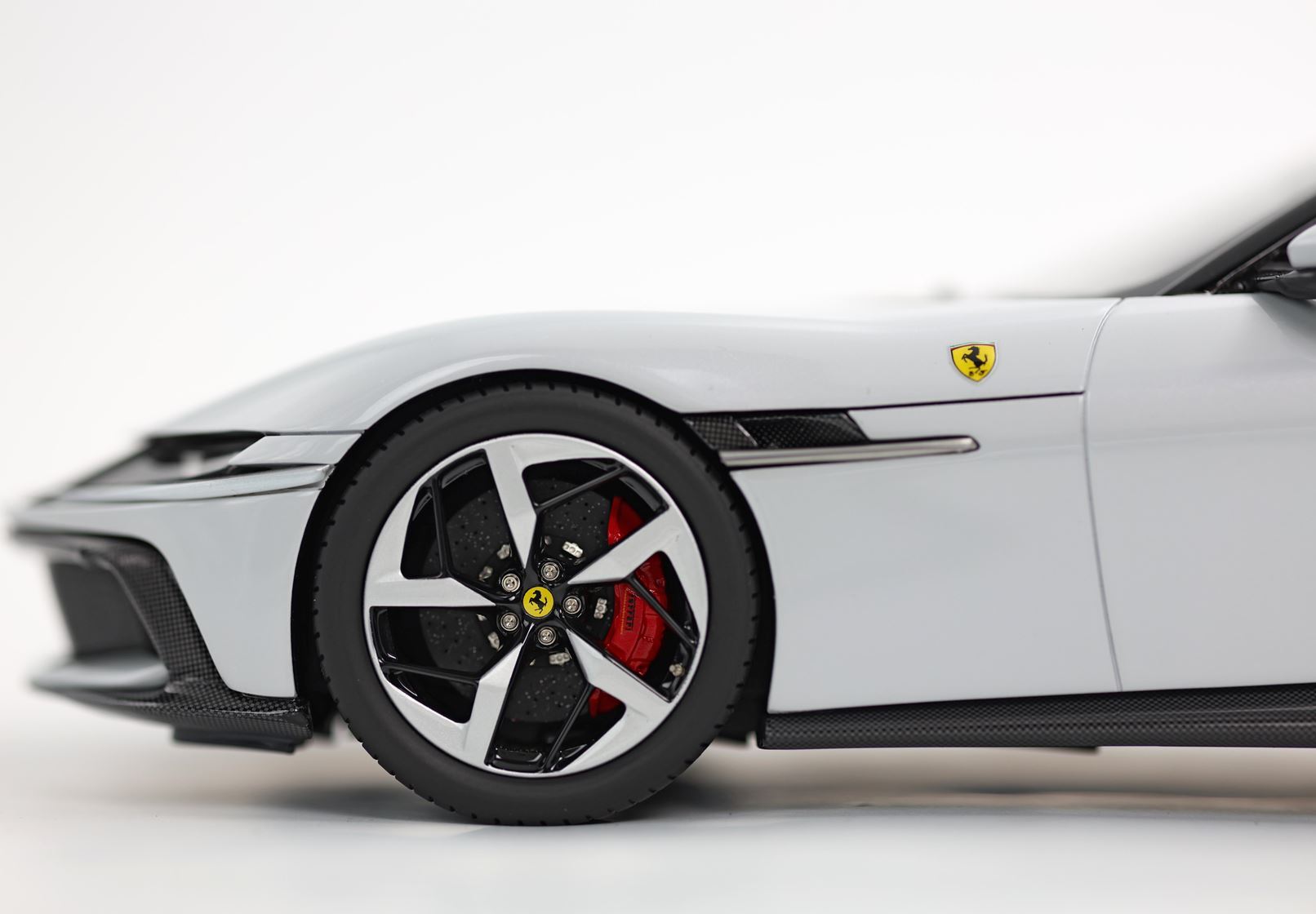 FERRARI 12 CYLINDRES SPIDER BLANC ARCTIQUE - JANTES NOIRES BRILLANTES ET ARGENTÉES - Vroomi