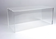 Vitrine rectangulaire en acrylique transparent sur fond blanc, disponible chez Vroomi.