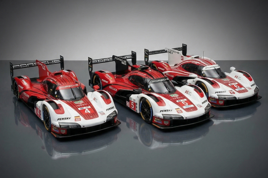 Trois voitures de course Porsche rouges et blanches sur fond gris