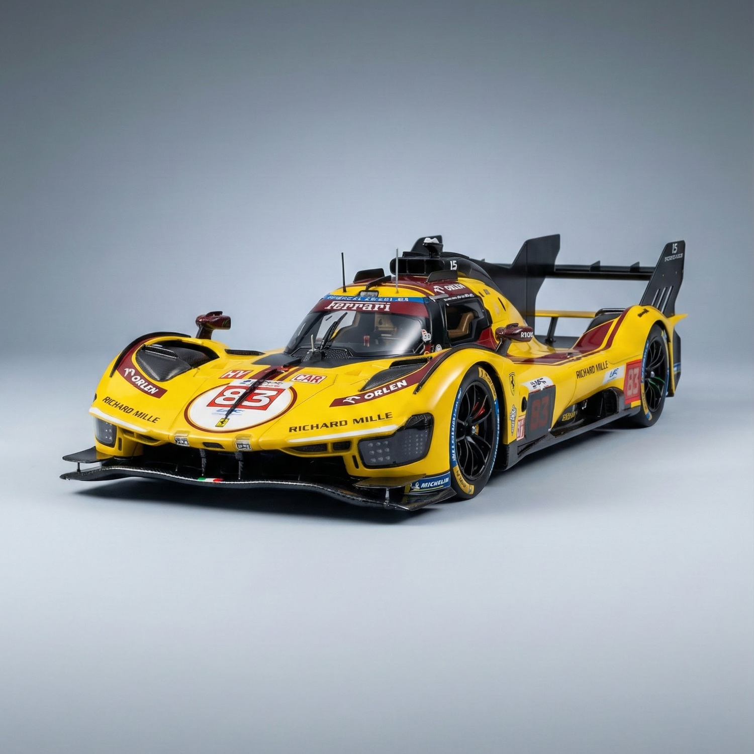 Voiture de course jaune et noire sur fond gris