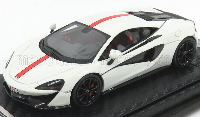 Modellino di auto McLaren 570S bianco con strisce rosse da corsa e dettagli neri, mostrato su un supporto nero, disponibile su Vroomi.