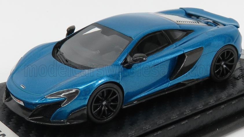 Modellino di auto sportiva McLaren blu metallizzato con ruote nere su una base nera, disponibile su Vroomi.