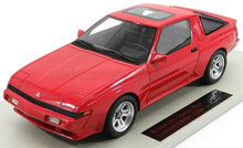 Modellino di auto Mitsubishi Starion rossa con cerchi argentati su espositore, solo su Vroomi