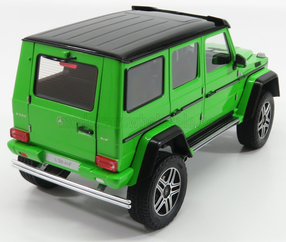 Modellino Mercedes G 500 4x4 verde con tetto nero e paraurti argento, disponibile su Vroomi.