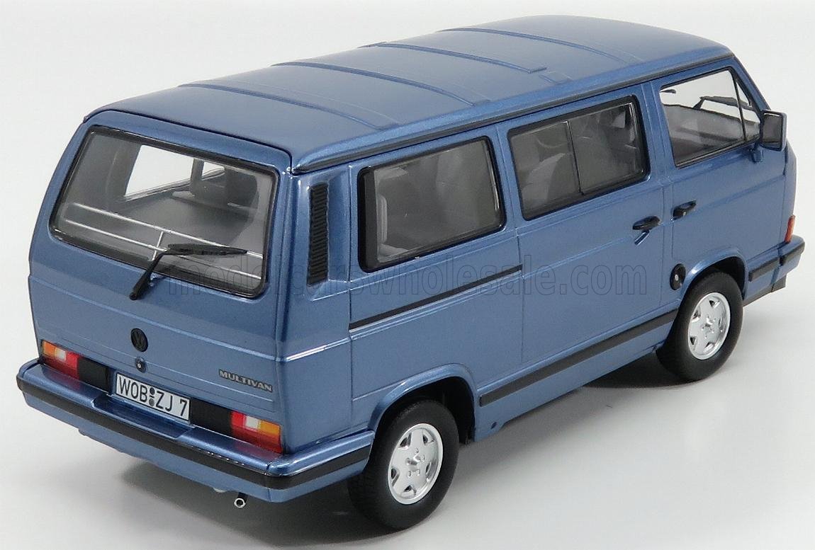 Modello di furgone Volkswagen Multivan blu, vista posteriore laterale, in vendita sulla piattaforma Vroomi.