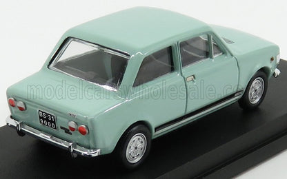 Modellino d'auto vintage verde menta su espositore nero, classico stile berlina a quattro porte, disponibile tramite Vroomi.
