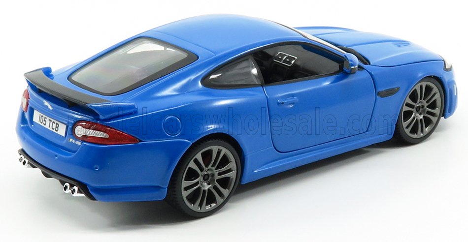 Modello di auto Jaguar Blue Jaguar con spoiler e ruote super dettagliate, ora disponibile sulla piattaforma Vroomi.