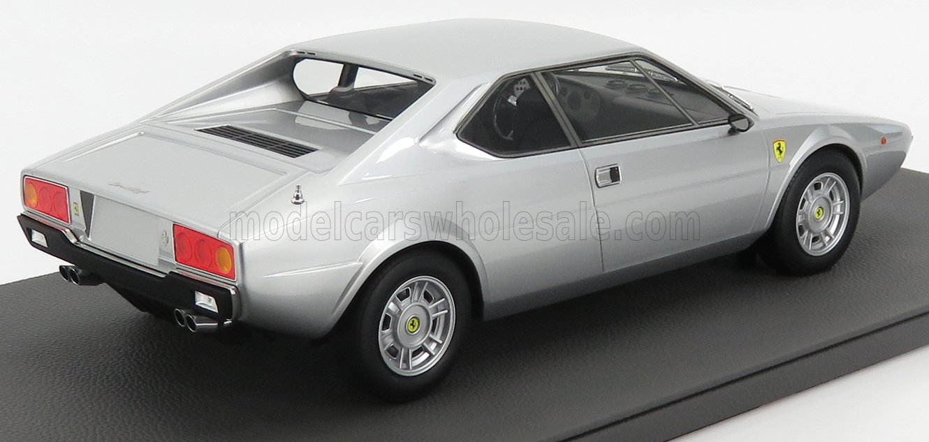Modellino di Ferrari coupé classica color argento su espositore nero, venduto tramite la piattaforma Vroomi.