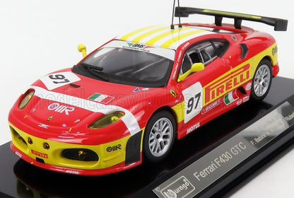 Modello di auto da corsa Ferrari F430 GTC rossa e gialla con marchio Pirelli in esposizione, disponibile su Vroomi.