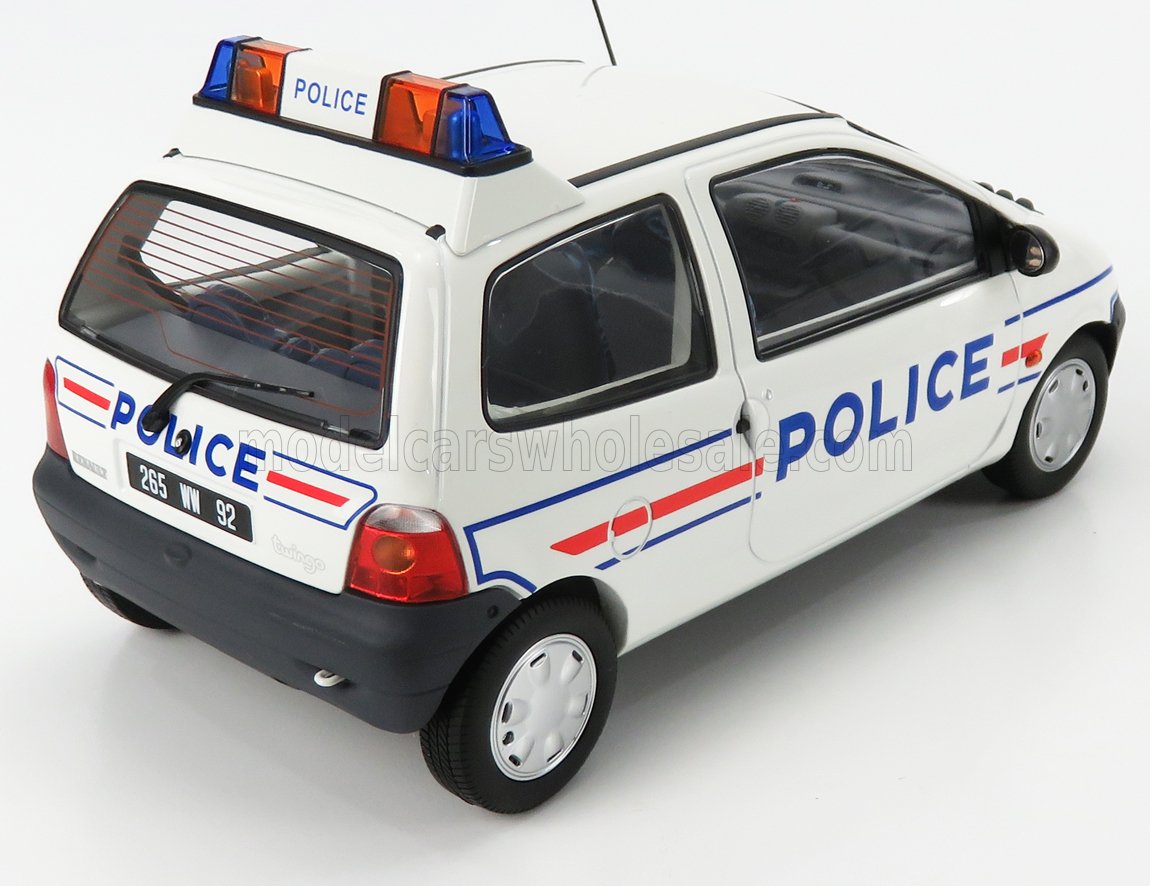 Modello di auto della polizia bianca con strisce blu e rosse e luci di emergenza, ora disponibile su Vroomi.