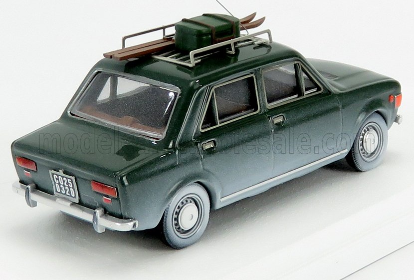 Modellino d'auto vintage verde scuro con portapacchi, sci e valigia, ora disponibile su Vroomi.