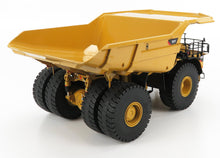 Modello di autocarro da miniera 797F giallo per impieghi gravosi con grandi pneumatici robusti, ora disponibile su Vroomi.