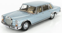 Modellino in scala 1/18 della Mercedes-Benz 600 blu classica, replica da collezione in vendita su Vroomi.