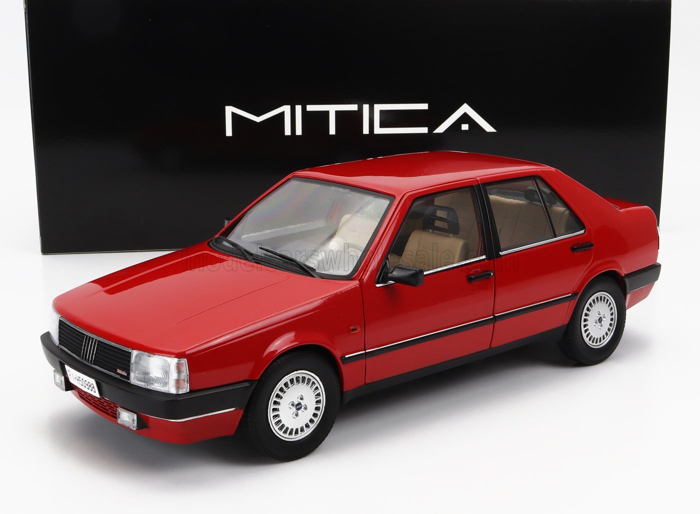 Modellino di auto Fiat berlina classica rossa con interni beige, esposto con scatola MITICA, offerto tramite Vroomi.