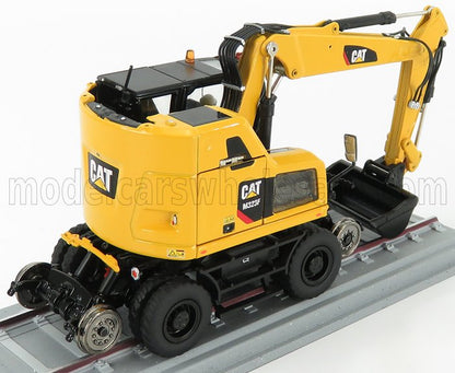 Modello di escavatore gommato CAT M323F giallo su cingoli grigi, disponibile tramite Vroomi.