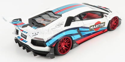 Modello Lamborghini Aventador bianco con strisce Martini e cerchi rossi, disponibile sulla piattaforma Vroomi.