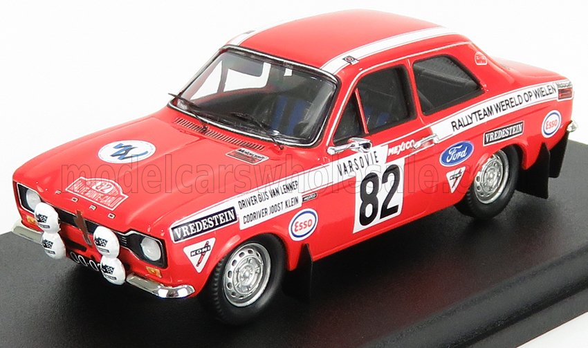 Modello di auto da rally vintage rossa con il numero 82 e adesivi degli sponsor, disponibile sulla piattaforma Vroomi.