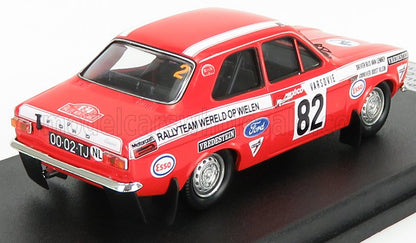 Modello di auto da rally Ford vintage rossa numero 82 con adesivi degli sponsor in mostra, disponibile su Vroomi.