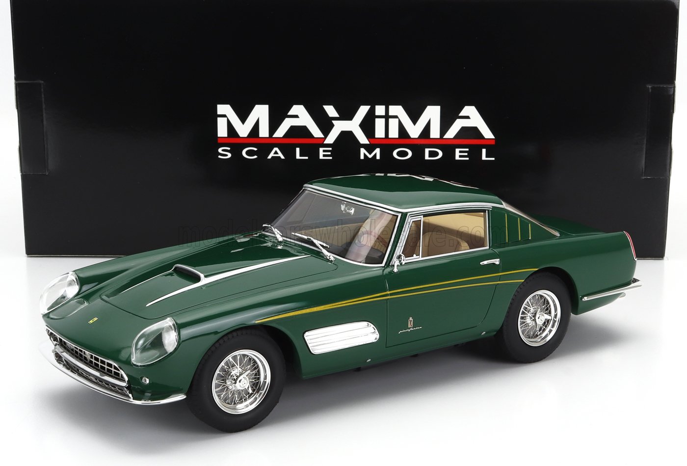 Modellino Ferrari classico verde con striscia gialla, esposto con Maxima , disponibile tramite Vroomi.
