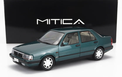 Modellino di auto Lancia Thema verde con cerchi argentati esposto davanti a una scatola nera con il logo MITICA, disponibile su Vroomi.