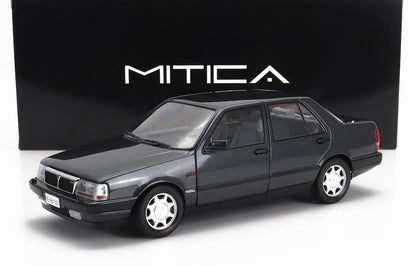 Modellino di auto Lancia Thema grigio metallizzato scuro con cerchi argentati, esposto con scatola Mitica, disponibile su Vroomi.