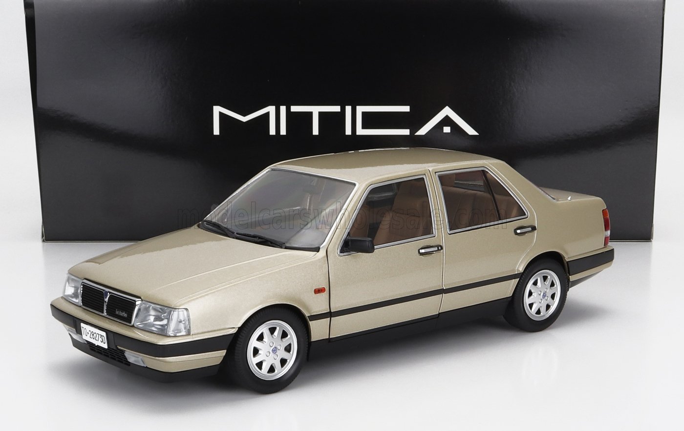 Modellino di auto Lancia Thema beige davanti a una scatola nera MITICA, in vendita su Vroomi.