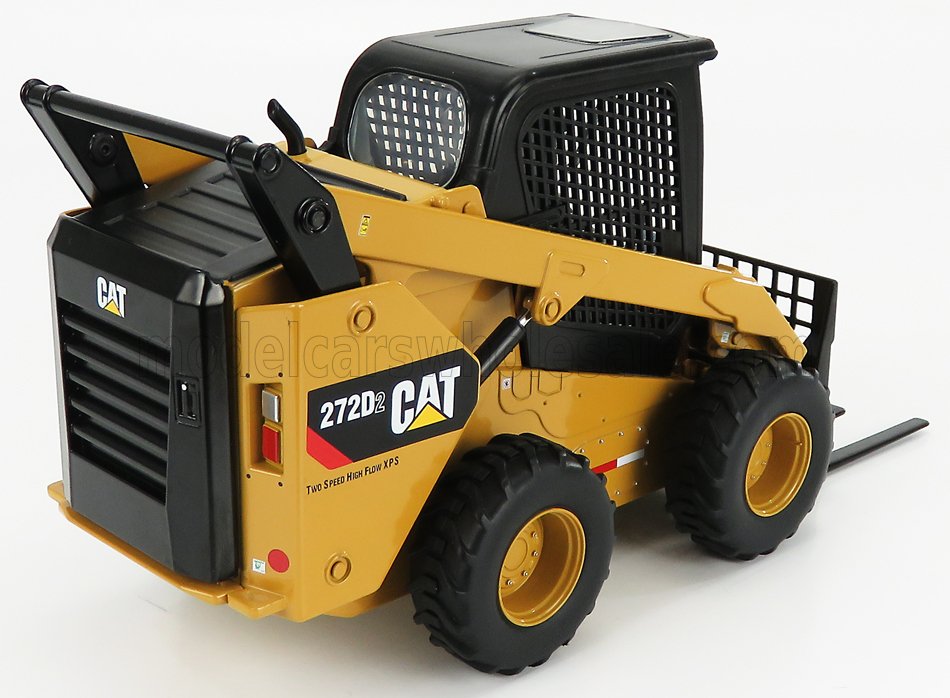 Modello di minipala CAT 272D2 in giallo e nero, con grandi pneumatici, disponibile tramite Vroomi.